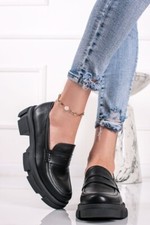 Mocassins  femmes  noirs avec une grosse semelle épaisse