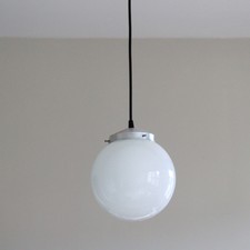 Suspension globe ancien en opaline blanche diamètre 20 cm griffe aluminium 1950