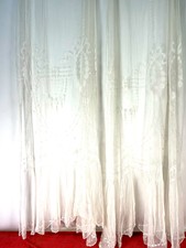 PAIRE DE RIDEAUX EN TULLE BLANC. DÉTAILS BRODÉS À LA MAIN. ESPAGNE. XIXÈME 