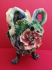 Joli vase en barbotine époque début XXe décor de fleurs en relief hauteur 25 cms