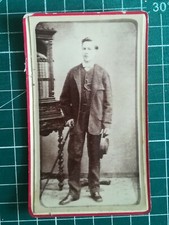 UF584 CDV Photo circa 1900 jeune homme en pied Studio inconnu