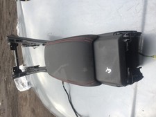 Mercedes Classe A W176 AMG Line Noir Avec Rouge Couture Centre Console