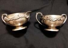 Deux pièces de service Marlboro Plate à décor de fleurs et feuilles  