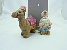 lot de deux bibelots orientaux dromadaire et homme en terre cuite peints.