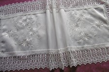 Beau et grand chemin de table BRODé et entouré de FRIVOLITéS