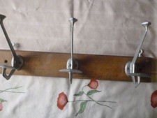 Porte manteaux , support chéne , 3 patéres en aluminium , Art Déco