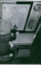 Guerre Reportsgroup De Hommes Vérification Un Panneau D'Affichage P - Vintage