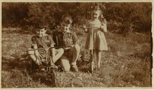 PHOTO ANCIENNE - VINTAGE SNAPSHOT - ENFANT VÉLO TROTTINETTE TRICYCLE -CHILD BIKE