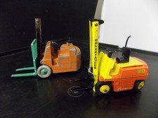 Lot 2 chariots élévateurs convoyeurs Dinky Toys