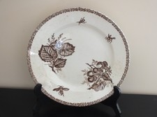 + Plat rond n°3 Choisy le Roi en Terre de Fer décor fruits et insectes +