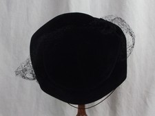 Petit chapeau des années (40-50) en velours noir avec épingle et voilette
