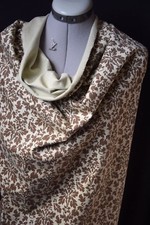 Hugo Boss.Magnifique lourd satin de coton fleuri  lycra vert amande /noisette. 