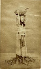 MAGHREB Ca 1870 Portrait d'une jeune fille au transport de fruit