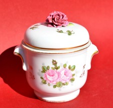 Pot couvert en porcelaine a décor de fleur