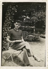 PHOTO ANCIENNE - VINTAGE SNAPSHOT - HOMME LOISIRS DÉTENTE LECTURE PIED DRÔLE
