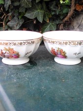 2 BOLS PORCELAINE LIMOGES , MOTIFS SCENES GALANTES.FACETTES,LISERE OR