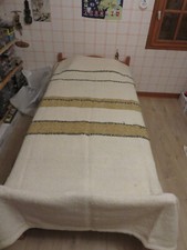  Dessus de lit en laine écru réalisé sur métier à tisser.