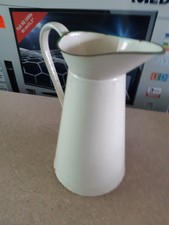 ANCIEN  BROC EN TÔLE ÉMAILLÉE BLANC LISERÉ vert