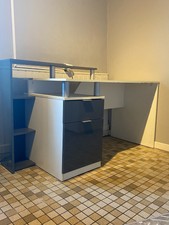 Bureau blanc et gris, en bon état général