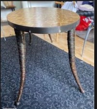 table de salle à manger ou salon taille intermédiaire. Très originale et unique