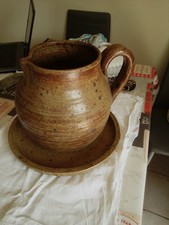 grand pichet /cruche en GRES .avec son plateau FRENCH POTTERY TERRE CUITE H 25