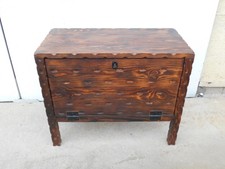 Coffre en bois massif, ouverture en façade