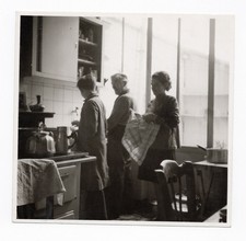 PHOTO ANCIENNE Cuisine Femme Vaisselle Torchon 1962 Ustensiles de Évier Homme