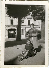PHOTO ANCIENNE - VINTAGE SNAPSHOT - ENFANT VÉLO VOITURE À PÉDALES TROTTINETTE 