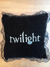 Petit Coussin velours noir et dentelle TWILIGHT 20cm x 20cm + Anneau TWILIGHT