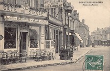 CPA Dept 14 - Deauville sur Mer Place de Morny ( Très belle carte Café  )