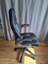 Fauteuil de bureau gamer noir et gris avec accoudoirs en très bon état