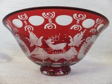 ANCIENNE COUPE EN CRISTAL DOUBLÉ ROUGE DÉCOR CERVIDÉ OISEAU MAISON BOHEME XIX° 