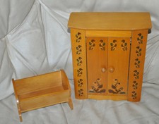 armoire avec cintres + petit lit de poupée bois  ancien style