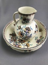 FAÏENCE EN SARREGUEMINES, ENSEMBLE DE TOILETTE BROC ET CUVETTE, TRES DECORATIF