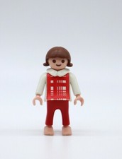 PLAYMOBIL ENFANT fillette tenue rouge - Clapier, basse-cour 3075, 3373