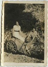 PHOTO ANCIENNE - FEMME REMORQUE CHARRETTE DRÔLE - WOMAN FUNNY - Vintage Snapshot