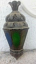 Lanterne style marocain en métal avec vitre de couleur 68 cms Luminaire Lampe