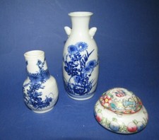 petit lot avec 2 vase chinois miniature et petit pot couvert 