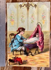 Grande Chromo papier glacé fin XIX  scène enfant fille bébé berceau chambre