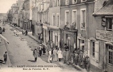CPA Saint-Pierre-sur-Dives (14) : Rue de Falaise animée - Épicerie - Non écrite