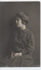 CPA - portrait d'art - Jeune fille - Timbre Yvert  Albert 1er - surchargé