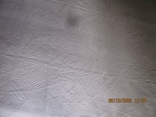  ANCIEN DESSUS DE LIT - JETE DE CANAPE EN COTON BLANC A MOTIFS GAUFFRES