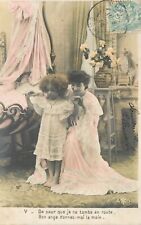 CP MAMAN HABILLANT PETITE FILLE CHEVEUX CREPUS DANS CHAMBRE BERCEAU 