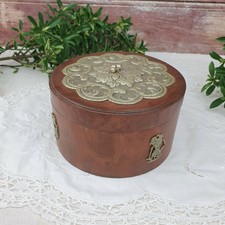Boîte asiatique ronde en bois argent décor applique poupée Indonésie 