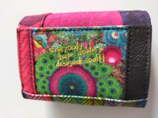 Beau Portefeuille Compacte Femme de Marque Desigual brodé intérieur similicuir.