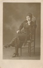 Photo-carte femme assise chaise tampon René Boivin woman studio coiffure mode 