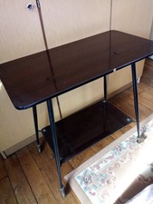 Table de télévision vintage sur roulettes 