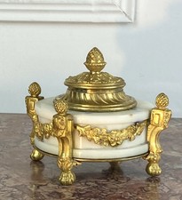 ENCRIER EN MARBRE BLANC ORNÉ DE BRONZE DORÉ A DECOR DE POMME DE PIN ET GUIRLANDE