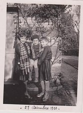 PHOTO ANCIENNE La Capelle 1933/TROIS JEUNES ENFANTS/GALOCHE/BERET-TABLIER NOIR