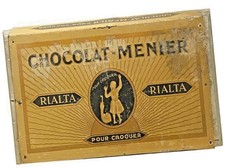 CHOCOLAT MENIER TABLETTE DE VITRINE EN BOIS ET TOLE "RIALTA POUR CROQUER" 